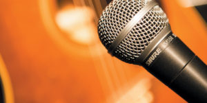 guitare et micro (La Tricoterie.be)